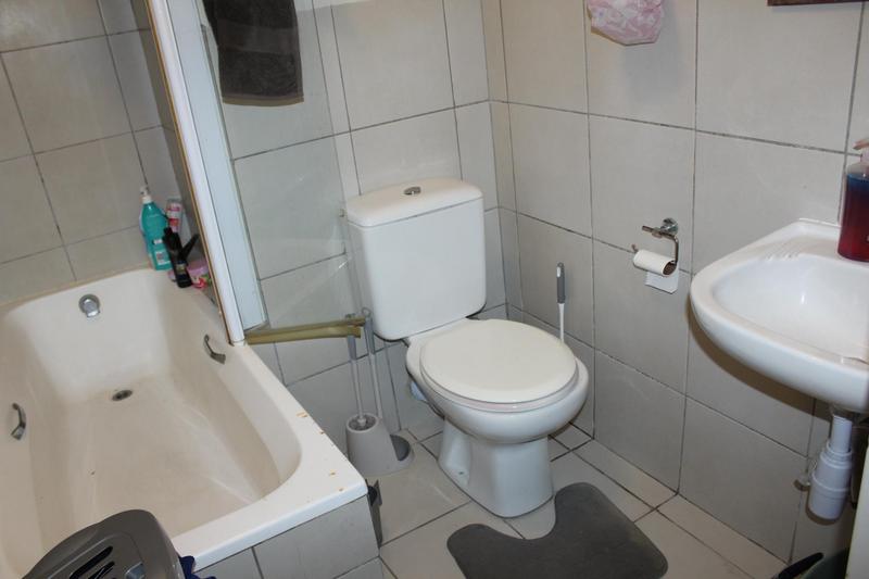 1 Bedroom Property for Sale in Goodwood Central Western Cape